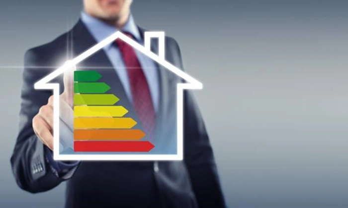 Homem com certificado energético