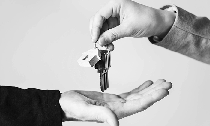 Duas mãos com a chave de casa