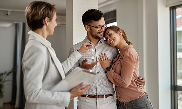 Casal compra casa com consultora