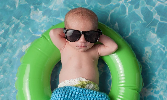 Bebe a refrescar-se na piscina