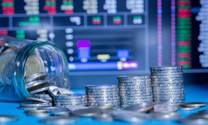 Moedas e dinheiro na banca