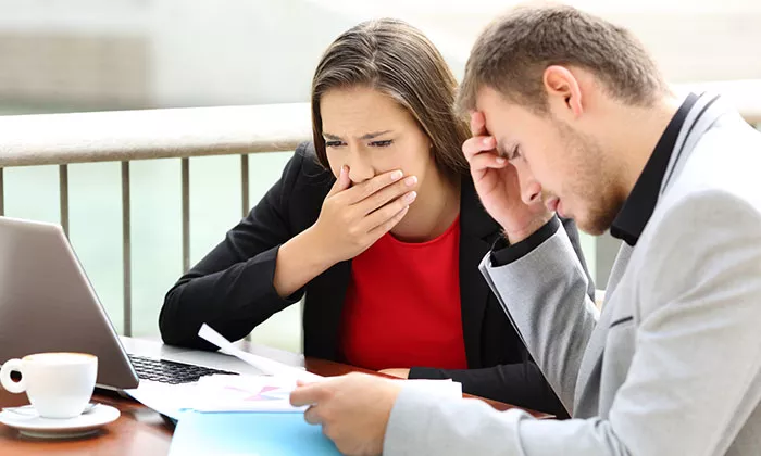 Homem e mulher poupam dinheiro nas contas