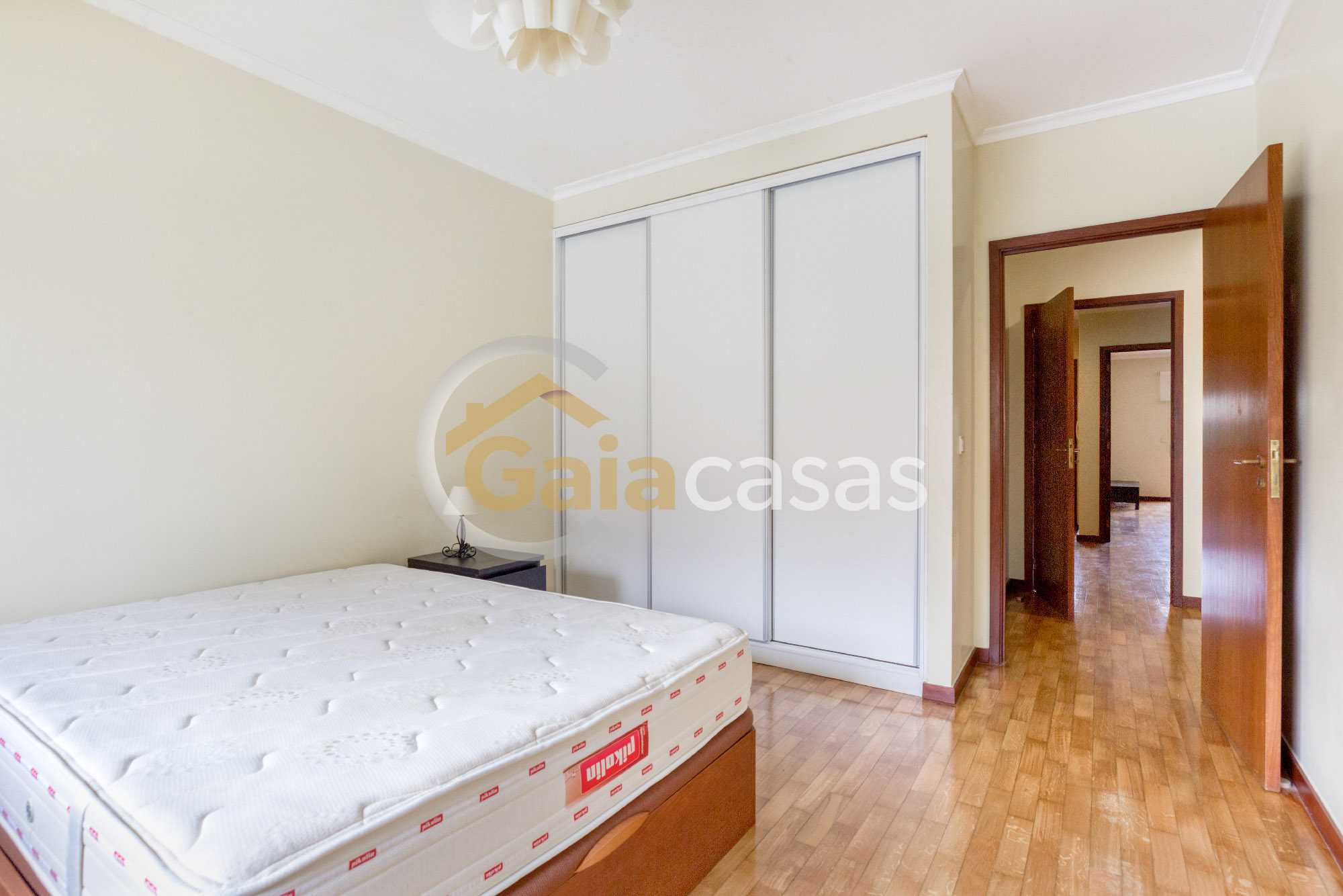 quarto-principal-com-roupeiro.jpg