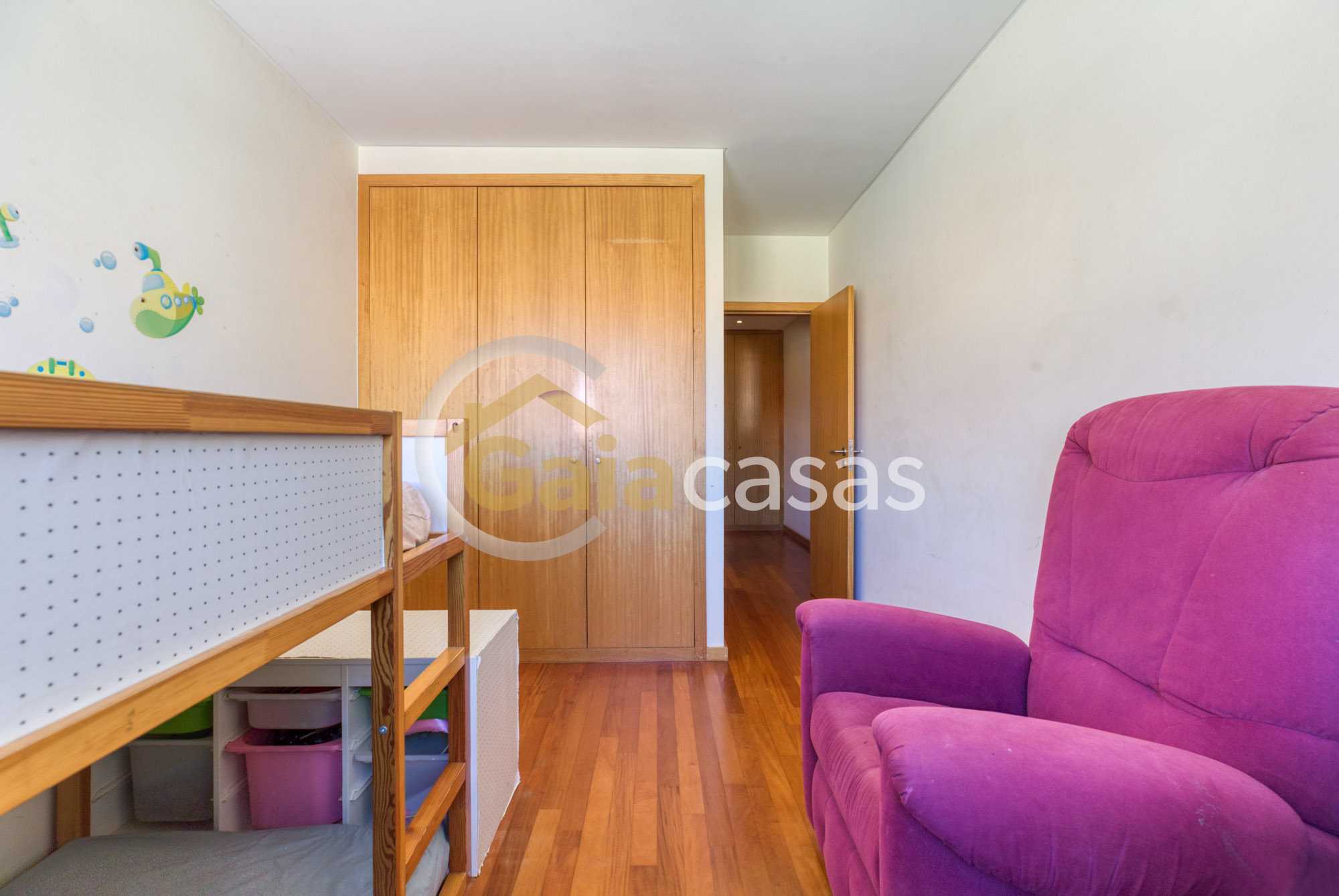 quarto-pequeno-com-roupeiro.jpg