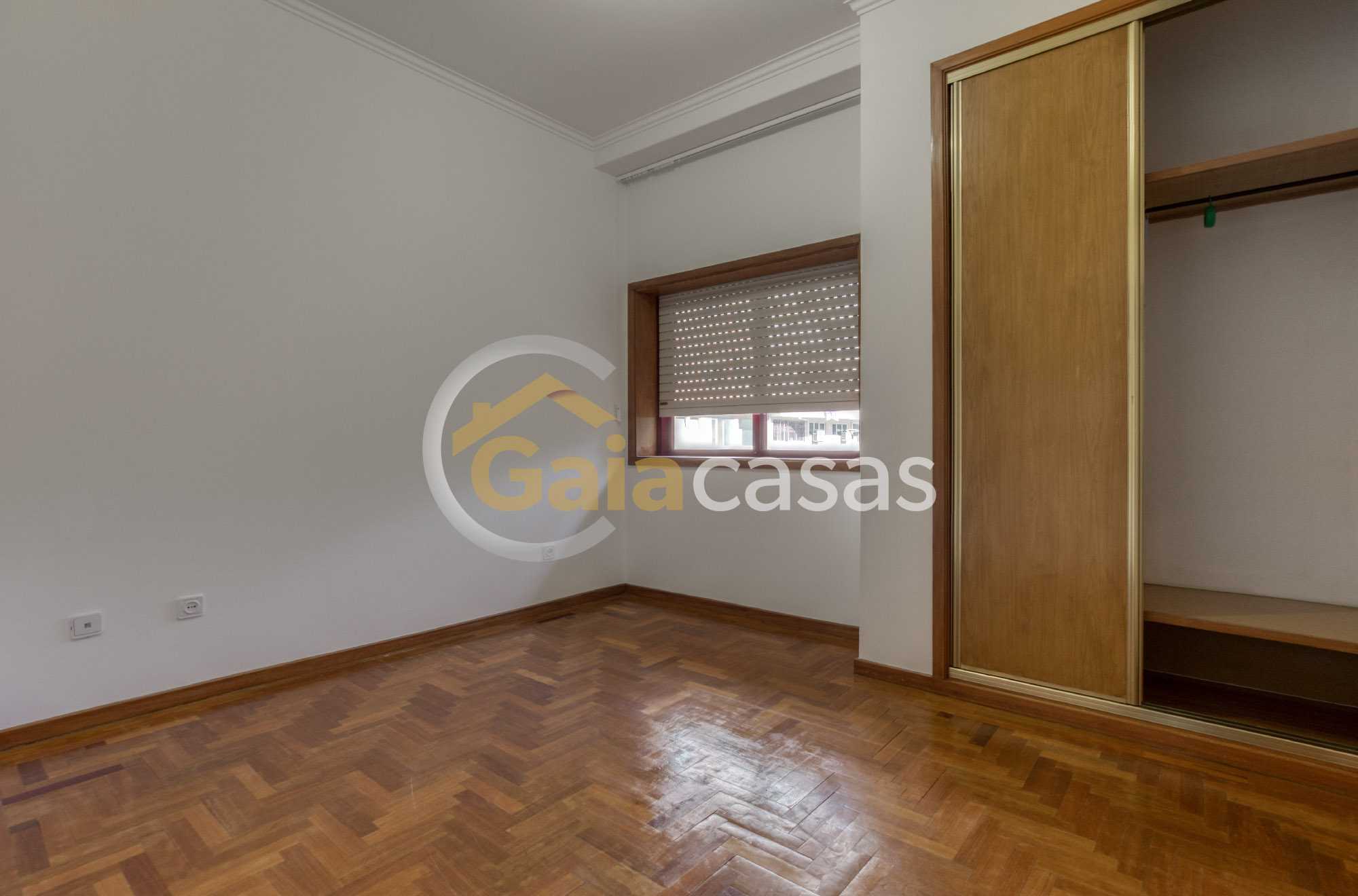 quarto-com-roupeiro.jpg