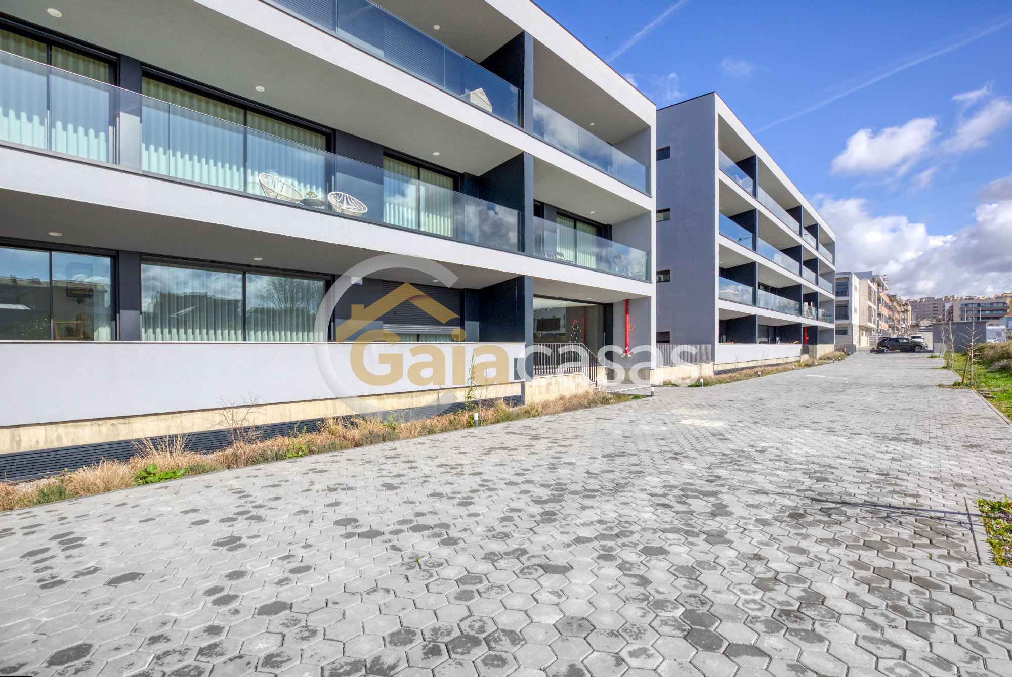 Apartamento T1 NOVO todo mobilado com lugar de garagem e arrumos