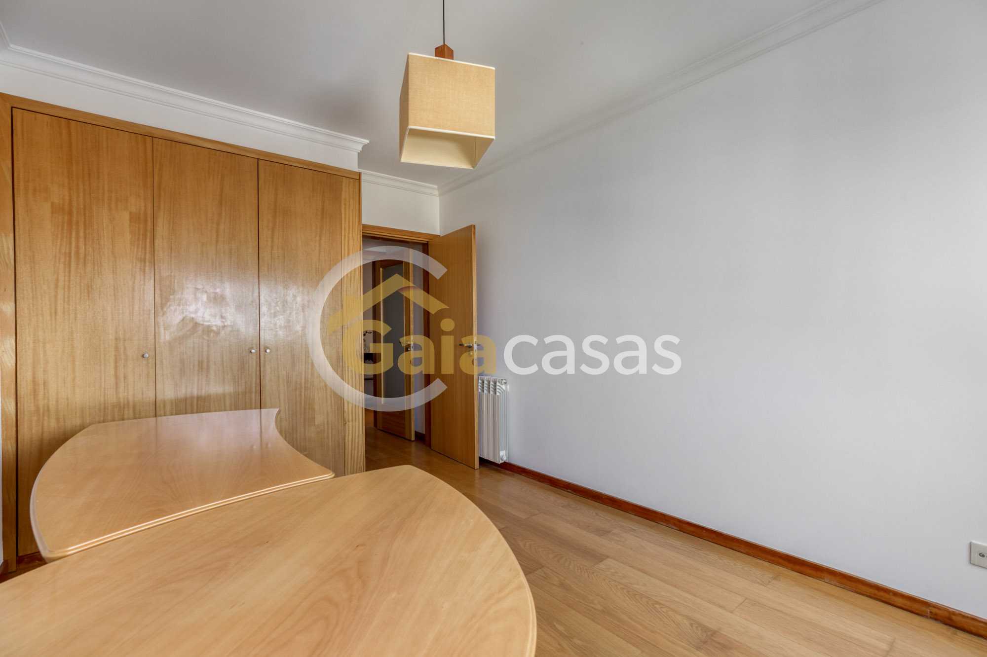 quarto-single-com-roupeiro.jpg