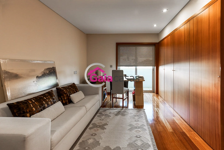 quarto quarto com armário e varanda