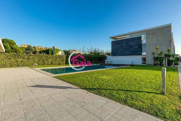 piscina piscina com relvado