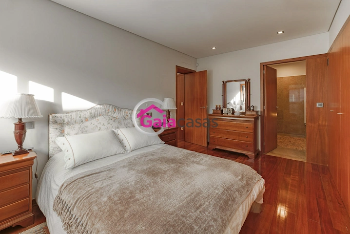 quarto com suite quarto amplo com casa de banho