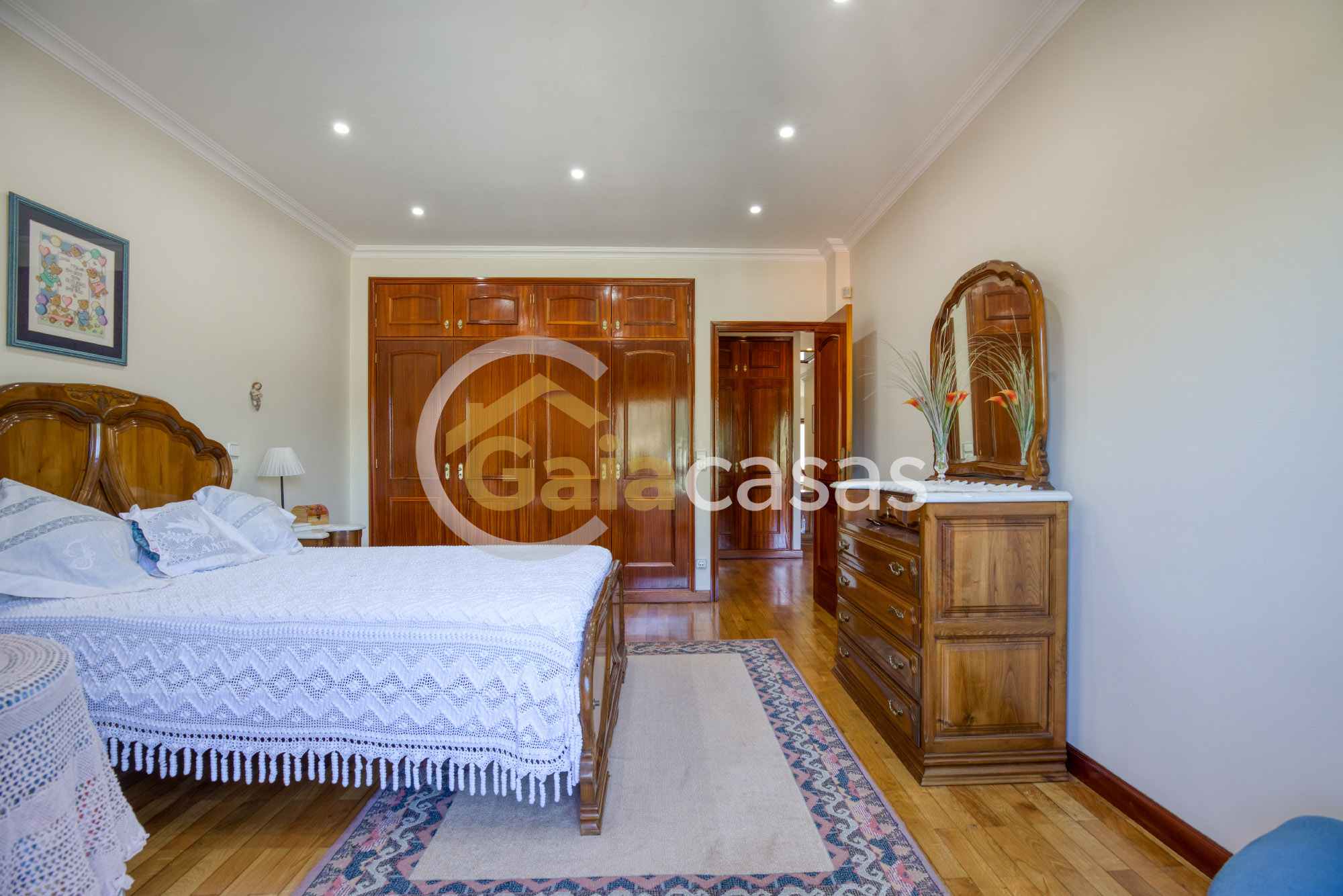 quarto-com-roupeiro.jpg