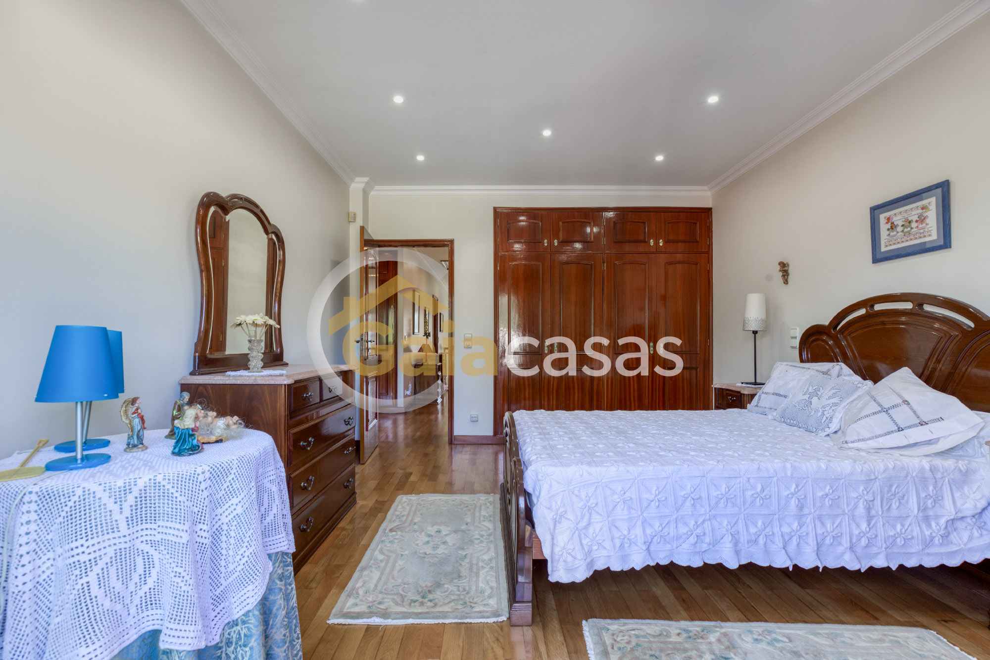 quarto-principal-com-roupeiro.jpg