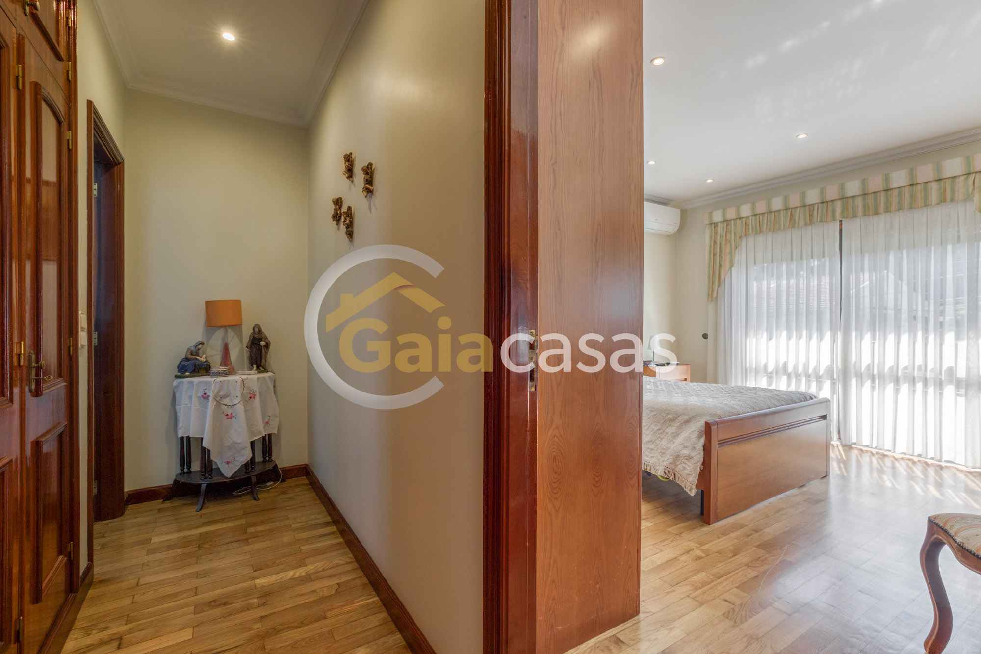 Moradia T4 independente em Lavra com piscina