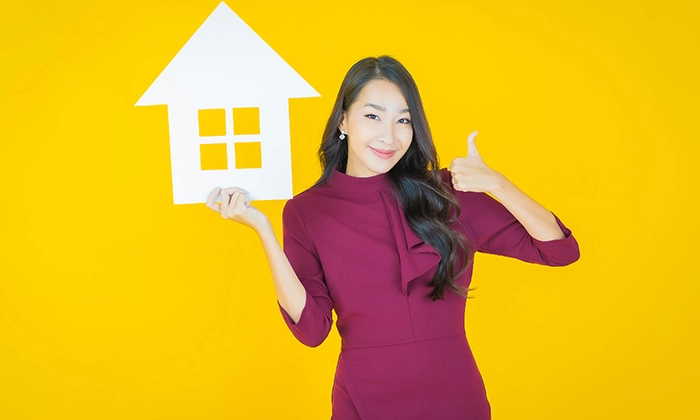 mulher feliz ao comprar a primeira casa
