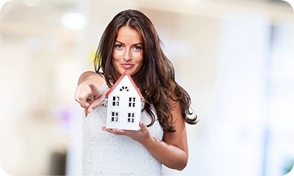 consultora imobiliaria aponta para a casa