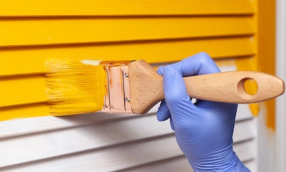 Pessoas a pintar a parede