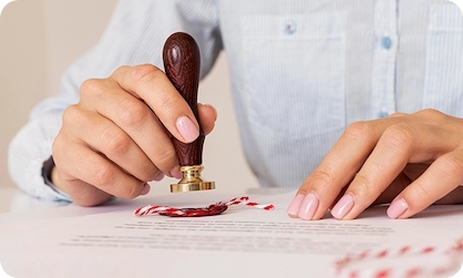mulher assina a escritura do imovel