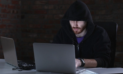 homem no computador a burlar credito