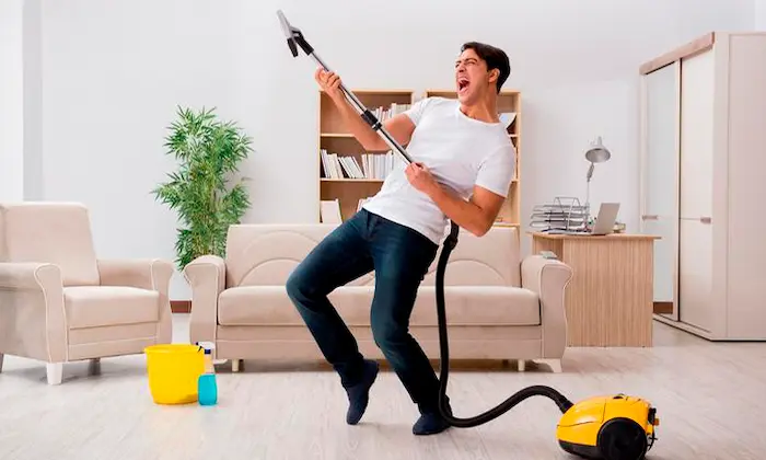 homem a limpar a casa