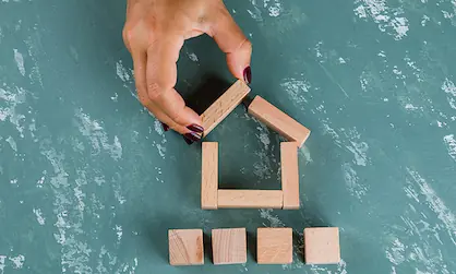 homem a construir uma casa para o cliente