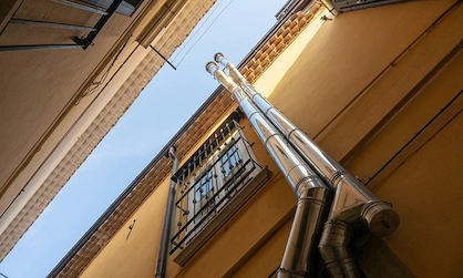 chaminé com tubo para a rua