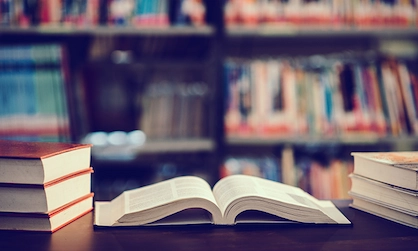 livro na parteleira no quarto