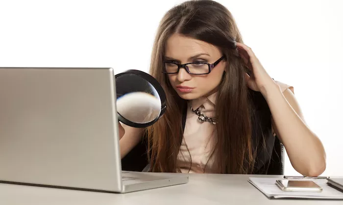 Mulher ve as contas no computador