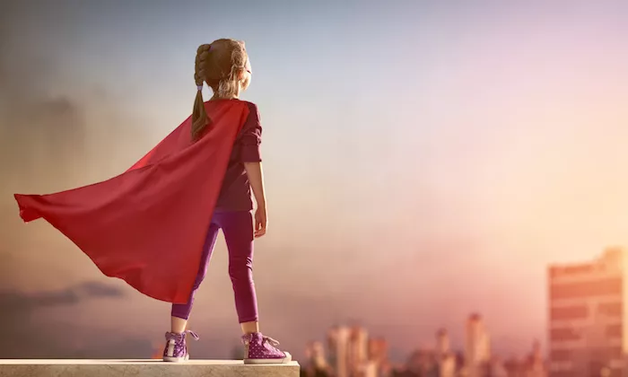 super mulher no alto da casa
